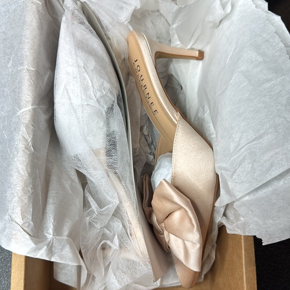 Journee Collection Women's Tiarra Pump Elegant Cream Bow Heels - Picture 9 of 9